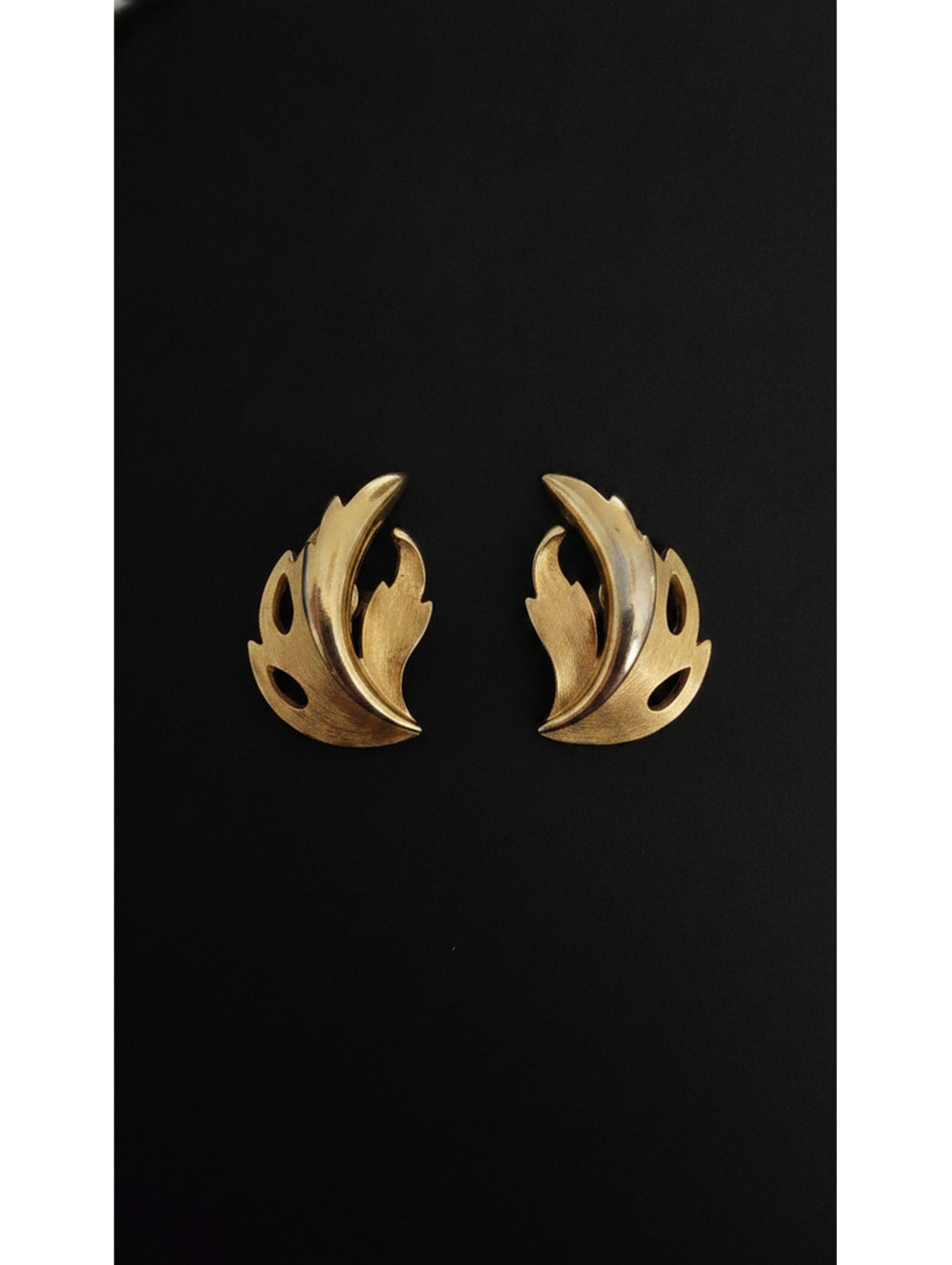 Vintage Trifari Gold Tone Abstract Leaf Flame Clip-On Earrings